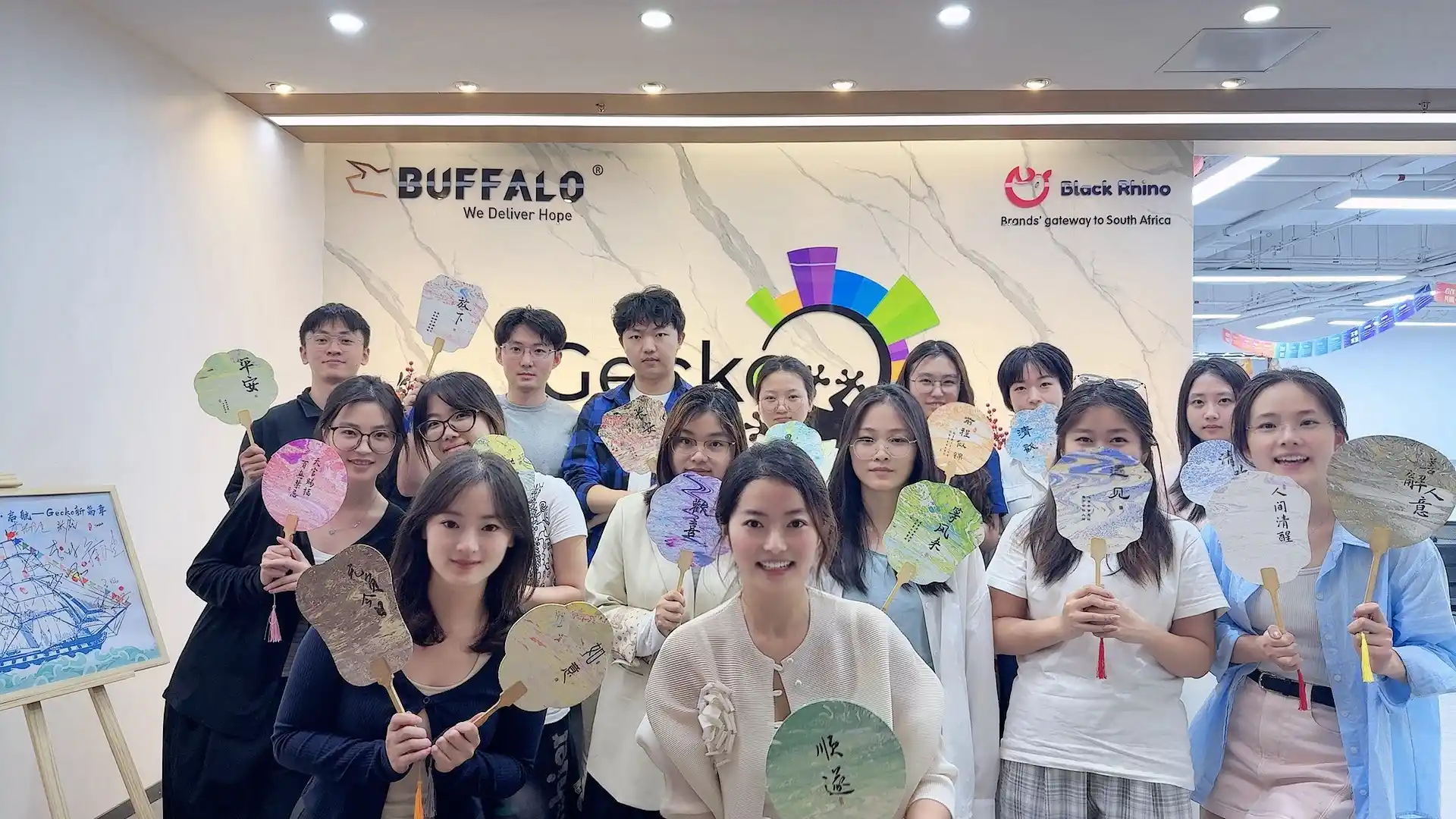 Gecko BUFFALO Team Culture Group Photo Gecko 与 BUFFALO 团队文化办公室合影