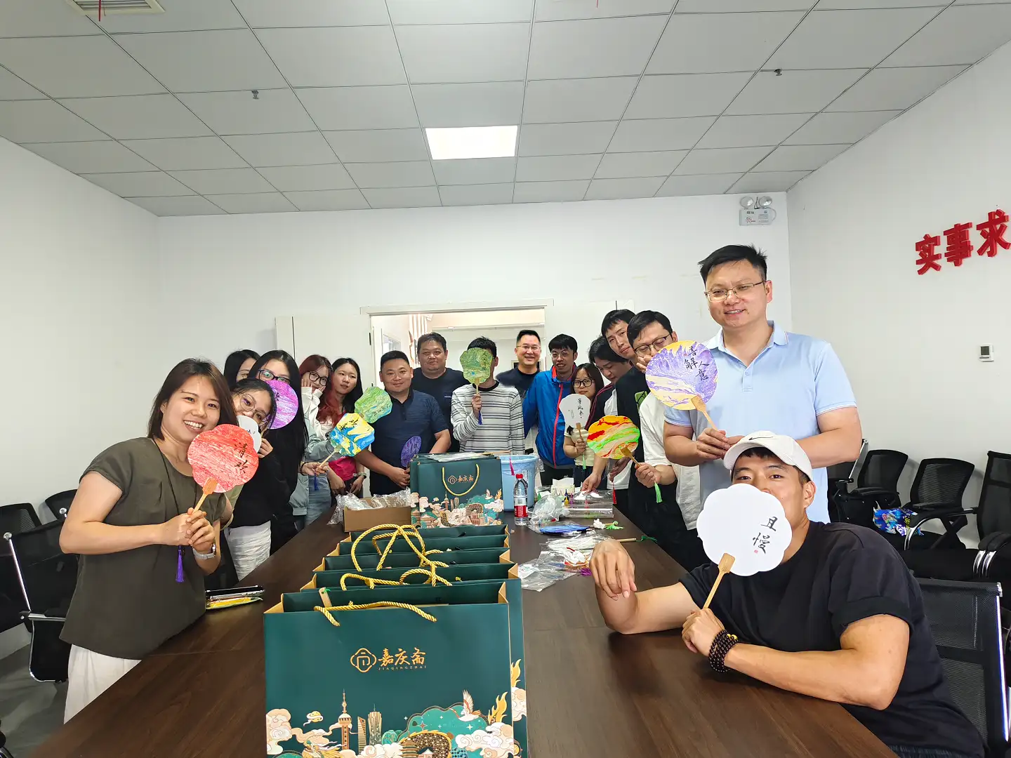 Gecko Office Team Festival Activity Gecko 办公室团队开展带有手工扇子和礼品的节日庆祝活动